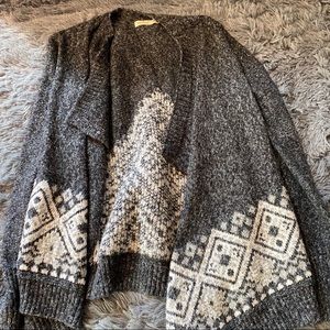 3/10!💥XS hollister cardigan with pattern
